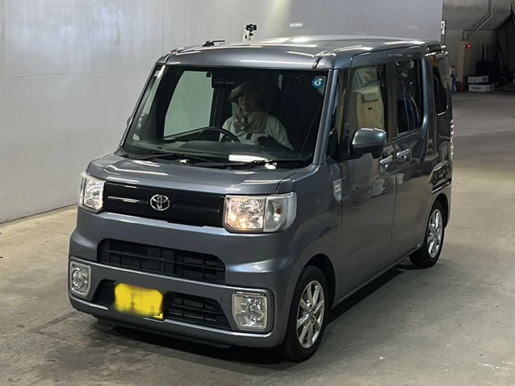 Toyota Pixis Mega LA700A 2021
